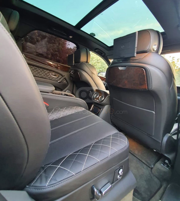 zwart Bentley Bentayga 2017 for rent in Dubai 4
